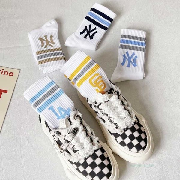 Calzini da uomo Calze Corea del Sud Marca Cina-chic Uomo e donna Medio alto La Lettera Sport Baseball Yankees Ny Stampa all over Moda Calzini da skateboard 5b0t