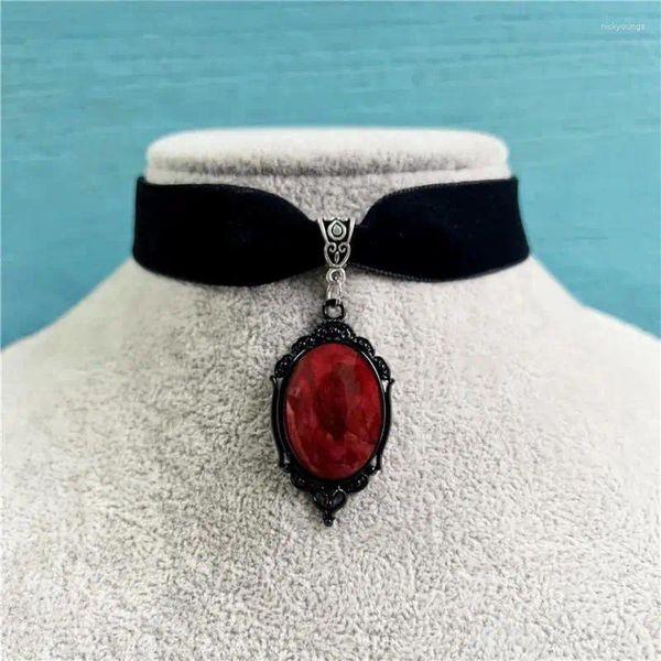 Collane con ciondolo Collana con ciondolo cammeo vampiro gotico Regalo di gioielli di magia pagana di moda Quarzo rosso sangue Anello di strozzatore in velluto vintage