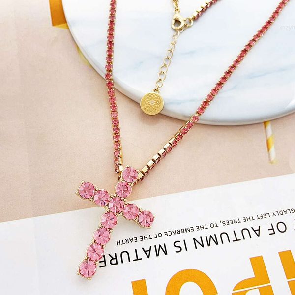 Gioielli di design di moda all'ingrosso Collana con croce di cristallo rosa Collana con ciondolo a catena con diamanti placcati in oro per le donne
