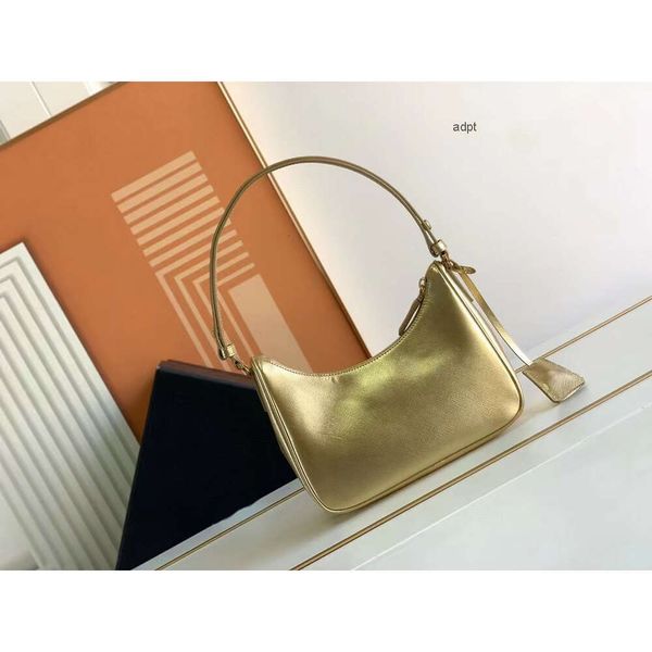 Designer Riedizione 2000 Borse hobo in nylon riciclato Re-nylon Triangolo in metallo smaltato Borsa a tracolla ascellare giallo deserto Borsa hardware oro 2024 Borse per feste di moda