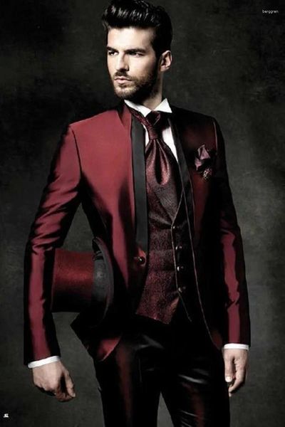 Abiti da uomo di alta qualità One Button Smoking dello sposo rosso scuro Groomsmen Uomo Costume Homme (giacca pantaloni gilet)