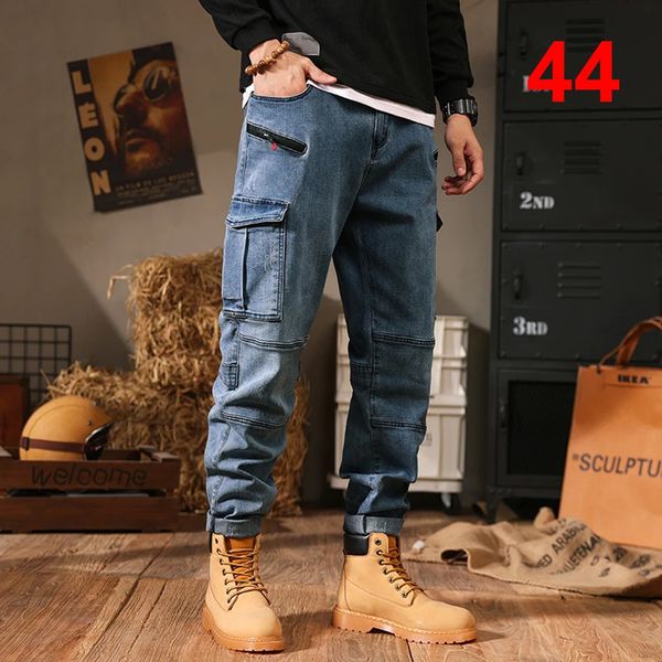 Jeans da uomo 42 44 Pantaloni da uomo in denim taglie forti Pantaloni cargo larghi alla moda Pantaloni causali maschili con fondo grande 231204
