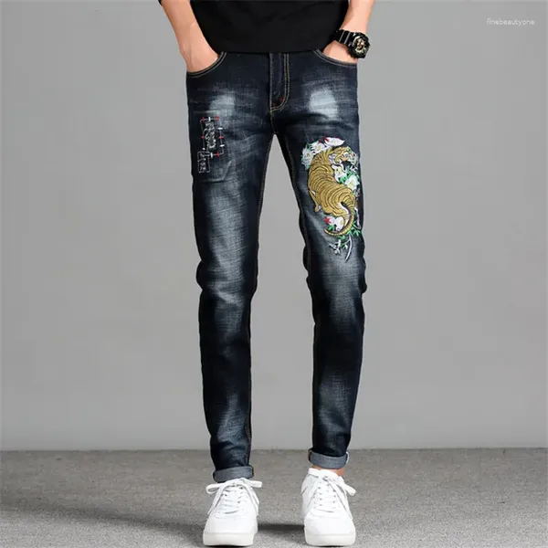 Jeans da uomo Gioventù Tigre Ricamata Foro Piedi Piccoli Pantaloni Studenti Slim Stretch Demin Uomo