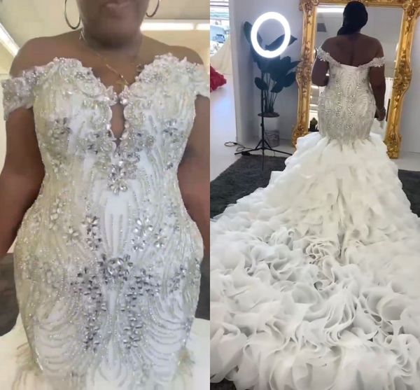 2024 Nuovo abito da sposa a sirena di lusso con spalle scoperte Perline pesanti lavorate a mano Paillettes di cristallo Increspature A strati Organza Abiti da sposa formali Abiti africani da sposa