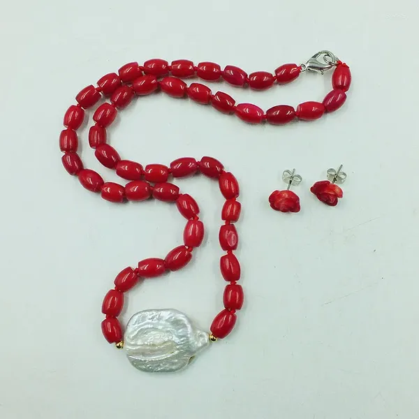 Conjunto de brincos de colar Colar coral vermelho natural de 6 mm. Pérolas Barrocas Brancas Gigantes. Brincos de rosa esculpidos à mão. Charmosas joias de festa femininas.