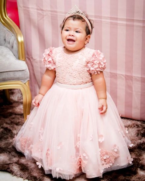 Eleagant rosa flor menina vestidos feitos à mão flores pérolas com arco mangas curtas vestido de baile até o chão feito sob encomenda para crianças