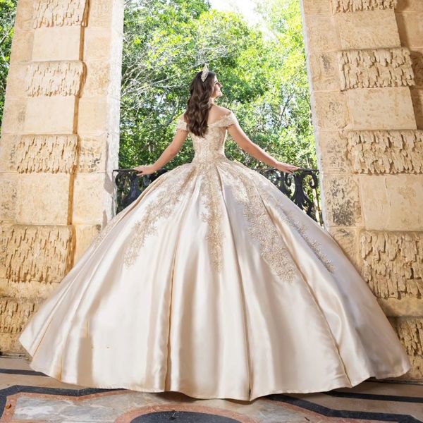 Светлое атласное бальное платье цвета шампанского, платья Quinceanera, вечерние платья с аппликацией, кружевными бусинами и открытыми плечами, платья Золушки 16, платья принцессы, платья de 15