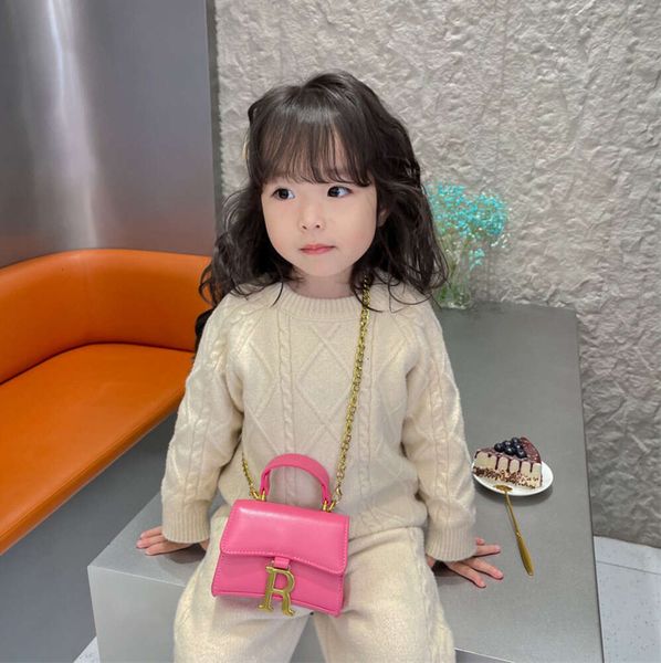 El çantaları çocuklar mini sevimli lüks tasarımcı r mektup çanta moda deri altın zincir çantası prenses küçük kızlar çapraz cüzdan 230816