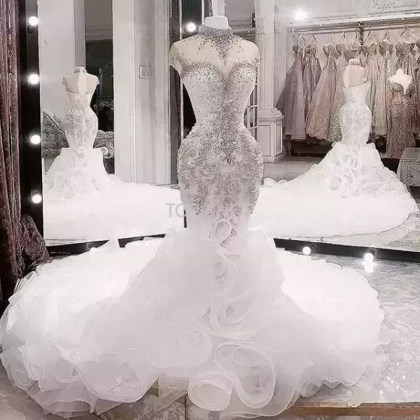 Atemberaubende Bride 2024 Plus Size Arabisch Aso Ebi Luxuriöse Perlenkristalle Brautkleider Stehkragen Meerjungfrau Brautkleider Sheer Neck Brautkleider