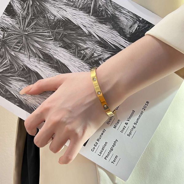 Pulseiras de grife para homens e mulheres Luxo de alta qualidadeVersátil diamante galvanizado em ouro real com luz luxo estilo legal acessórios de pulseira de aço de titânio