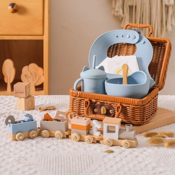 Copos Pratos Utensílios Bebê De Madeira Montessori Brinquedos Número Blocos Aniversário Trem Nascido Talheres Set BPA Free Silicone Babadores Tigela Colher Alimentando Cat Cup 231206