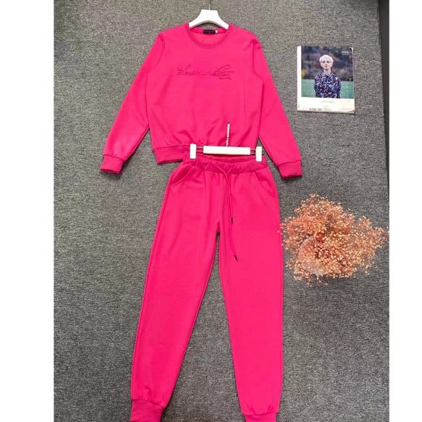 Set di due pezzi di abbigliamento sportivo da donna di design con tuta sportiva con simbolo del triangolo P lettera autuloose e pantaloni sottili e pullover per abiti da trekking e da jogging