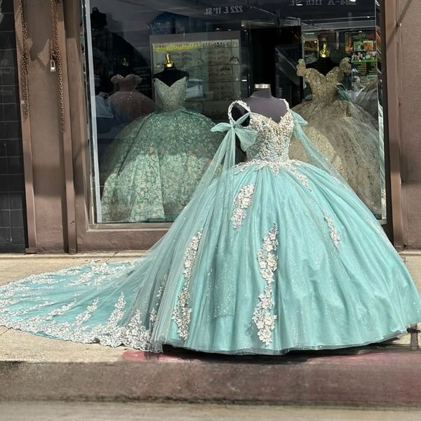 Abiti Quinceanera verde chiaro di lusso Perline di applique di pizzo al largo della spalla con mantello Abito dolce 16 vestido de 15 anos Abiti da ballo