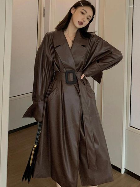Couro feminino outono longo oversized marrom falso trench coat para mulheres cinto pista elegante solto estilo europeu moda 2023