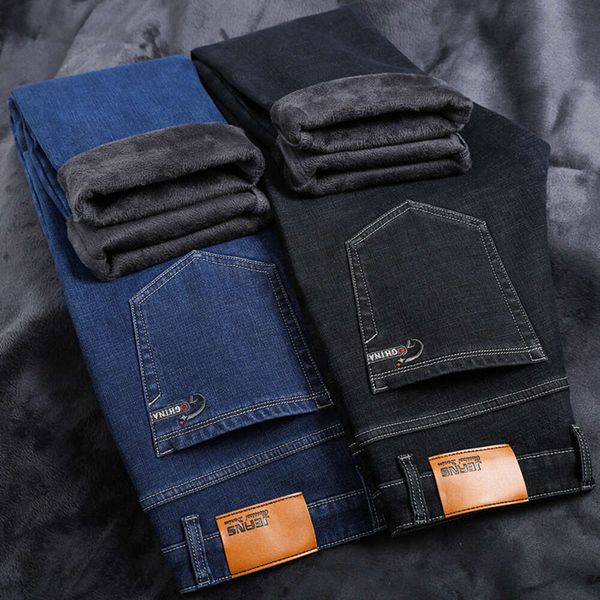 Nuevos pantalones vaqueros gruesos y de felpa de invierno para hombres, pantalones largos cálidos para hombres de mediana edad, ropa de mezclilla de negocios de gran tamaño para hombres