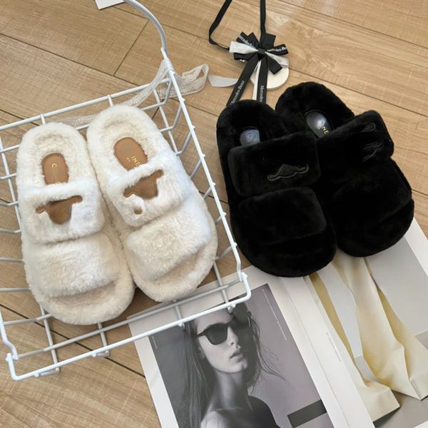 Pantofole in lana di marca Pantofole invernali in peluche da donna Logo applique suola spessa Scarpe da 8 cm in bianco e nero