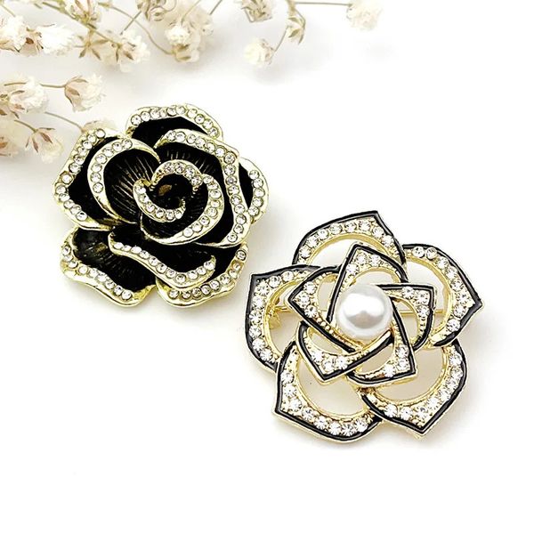 Pins Broches Coreano Pequeno perfume Água Diamante Óleo Gota Camélia Broche Feminino Vintage Multi Camada Flor Pérola Antiderrapante Roupas Pin 231206