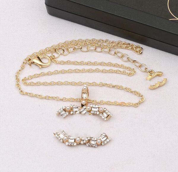 Collane a ciondolo a pendente designer semplice oro Plate Lettera di collegamento Maglion Crystal Lettera per donne Regali di gioielli di alta qualità