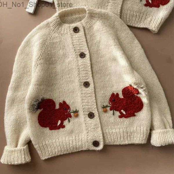 Кардиган Зимняя одежда для маленьких девочек Свитера Осень-Зима 2023 Новый кардиган Верх с кроликом Свитер с ручной вышивкой Куртка для детей Q231206