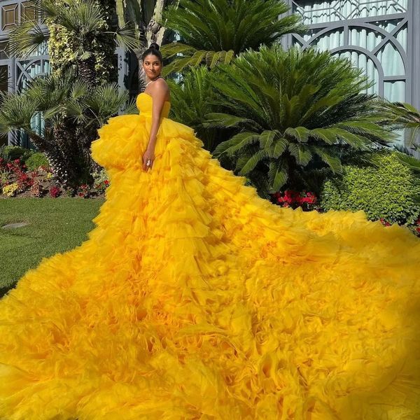 2024 Neues gelbes trägerloses Ballkleid für Frauen mit abgestuften Rüschen, High-Low-Schleppe, Fotoshooting-Abend-Party-Kleider, Robes de Soiree, nach Maß