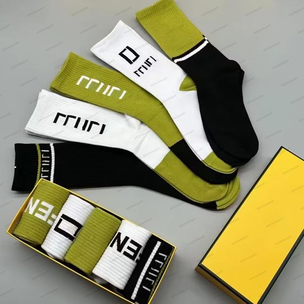 Spor çorapları erkek kadın tasarımcı çoraplar 5 çift lüks klasik mektup pamuk çorap dört mevsim orta tüp çorap çift kalite 2024 erkek çorap parlak bahar yeşil
