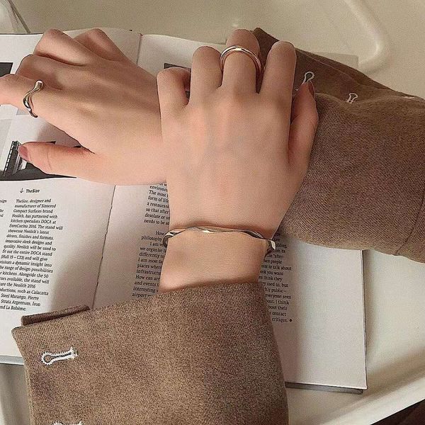 Designer-Armband Luxus-Damen-Nagel-ArmbandHeiß verkaufende koreanische Version minimalistischer Stil Nischenpersönlichkeit Titan-Stahl-Karte weibliches Armband Wellenöffnung