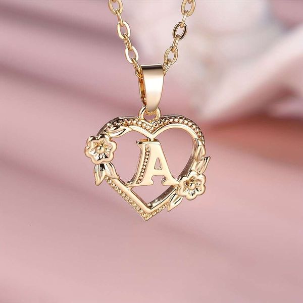 Первоначальное изысканное золотое сердце с резными 26 английскими буквами A-Z Цветочное ожерелье для женщин повседневное украшение