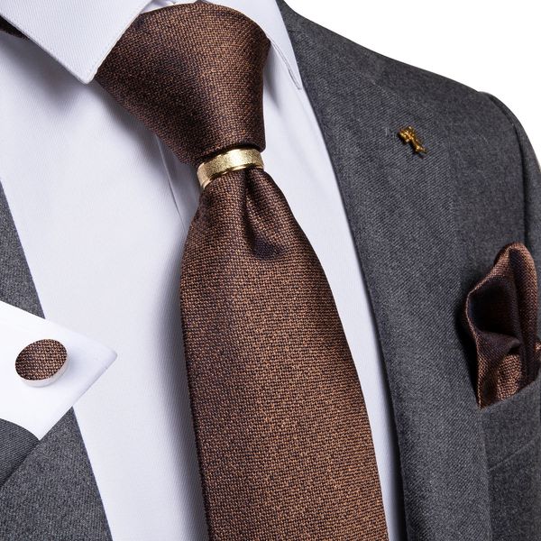 Галстуки на шею Запонки Дизайнерский мужской галстук Коричневый однотонный шелковый свадебный галстук для мужчин DiBanGu Hanky Запонки Кольцо Набор Модный бизнес ZH027136 231206