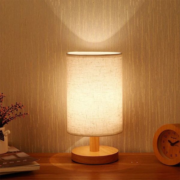 Dekorative Objekte Figuren Einfache USB-Schlafzimmer-Nachttischlampe Kleines Nachtlicht aus Holz mit Zylinderschirm Tischleuchten Wohnzimmer LED-Heimdekoration 231207