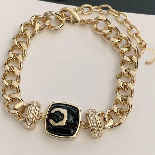 Designer Luxus klassisches quadratisches schwarzes Kettenarmband Französischer Doppelbuchstabe eingelegter Wasserdiamant Kubanische Kette Messing Charm-Armband Liefern Sie Mutter Modeschmuck als Geschenk