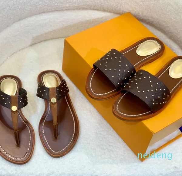 Luxusmarken-Designer-Hausschuhe, Zehensteg-Sandale, braunes Leder, Buchstaben-Sandalen, Damen-Slipper, Herren-Slipper, Strand-Slipper mit Nieten am Wasser, mit Box