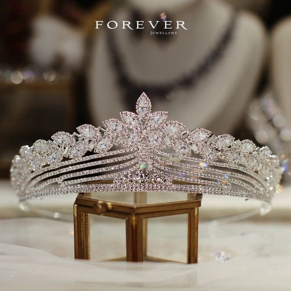 Copricapo Accessori per capelli Corona CC per donne da sposa Ornamenti di fidanzamento Abito da sposa Gioielli di lusso Diademi di alta qualità Corone FO002 231207