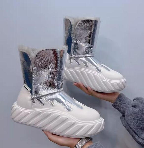 Mulheres botas de neve de inverno pele quente deslizamento em botas plataforma grossa cunhas sapatos meninas plana com dedo do pé de pelúcia nova marca prata