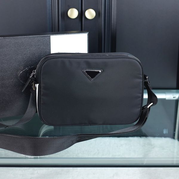 Lüks çanta erkek ve kadın unisex omuz çantası cep telefonu çantası moda boş zaman siyah ve beyaz çanta ünlü stil üç-bir naylon kamera çantası bir omuz çantası