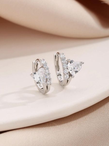 Orecchini a bottone in argento 925 con zirconi a forma di cuore con stile alla moda e minimalista per l'uso quotidiano o per gli appuntamenti da donna