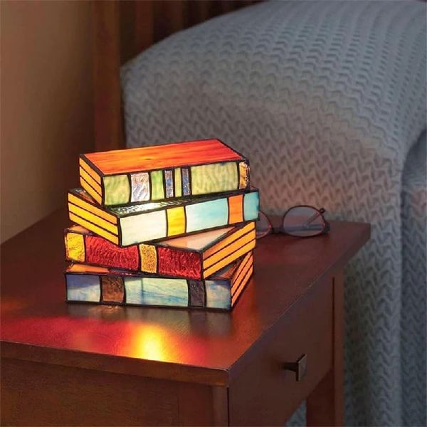 Decoratieve objecten Beeldjes Gebrandschilderd glas Gestapelde boeken Lamp Creatief nachtlampje Decoratie Kleurrijk Vouwboek Licht Tafelornament Nachtlampje 231207