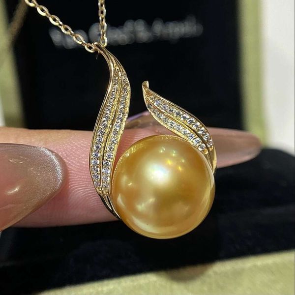 Ciondolo rotondo con perle di mare naturali dell'Oceano meridionale. Collana di perle naturali dorate di alta qualità da 13-14 mm di luce brillante