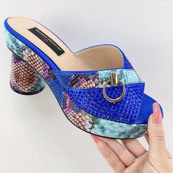 Sapatos de vestido elegante top italiano designers 2023 luxo redondo dedo do pé brilhante diamante cobra impressão verão mulheres com saltos altos