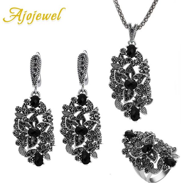 Set di gioielli da sposa Ajojewel Marchio vintage per le donne Collana di fiori cavi di cristallo nero Orecchini Anello Regali unici 231207