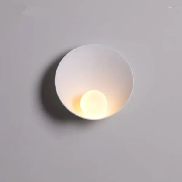 Lampada da parete Moderna Art Déco Lampade a sfera bianche Camera da letto Comodino Corridoio El Sconces Luci Soggiorno Disco volante Illuminazione a LED