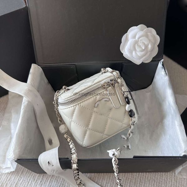 Chanelness 23p Mini 11x9x8cm Bolsa de ombro de bolsas de crossbody bolsas de sling bolsas de bolsa para mulheres cadeias com pingente em forma de coração e bolsas de maquiagem de bola Luxurys bolsas