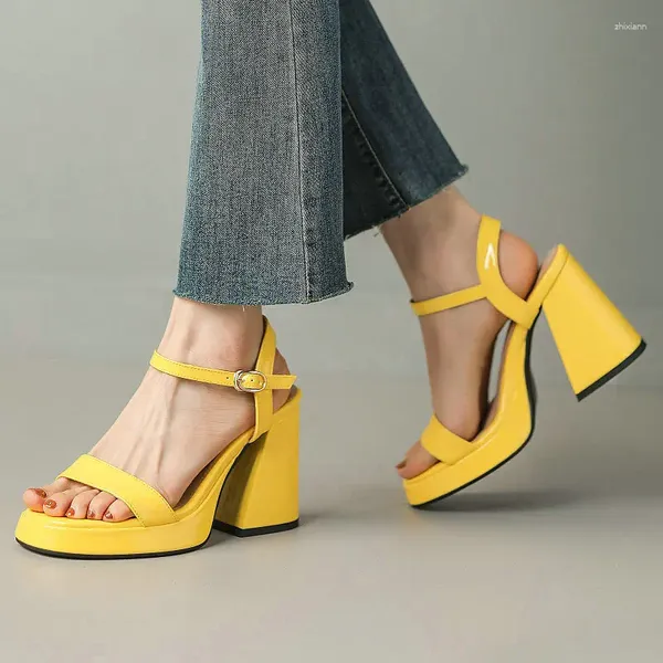 Sandálias Brilhante Verde Amarelo Amarelo Aberto Toe Couro Patente Clássico 2023 Verão Mulheres Sapatos Vestido Bombas Chunky High Saltos Moda