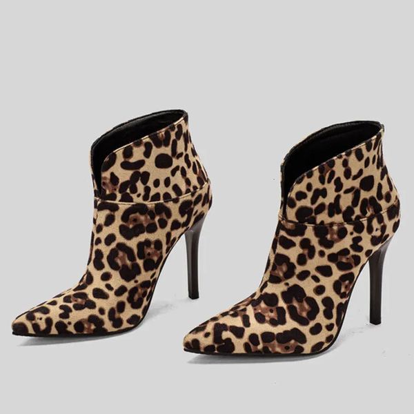 Stivali Stivali da donna Scarpe di gomma da donna Pioggia Designer di lusso Punta tonda Sexy Tacco alto Moda a punta Leopardo Caviglia bassa Grande 231207