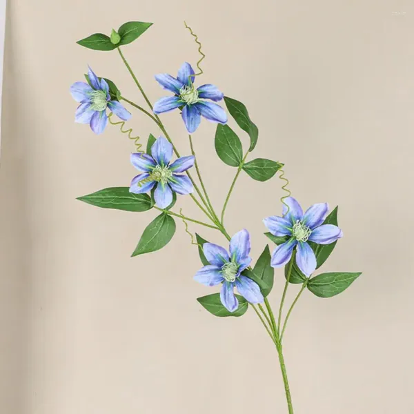 Dekorative Blumen, wunderschönes Blumenarrangement aus Kunststoff, realistische 5-köpfige Clematis, gefälschte, pflegeleichte Simulation für die Landschaftsgestaltung von Hochzeiten und Häusern