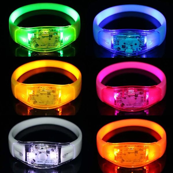 Chapéus de festa 6 pcs LED pulseira de luz silicone controle de som piscando pulseira vibração favores natal 231207