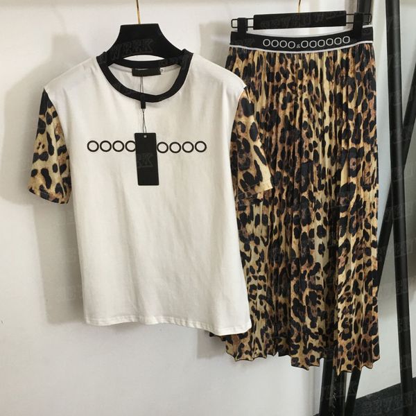 Magliette stampate con lettere Top Gonne a pieghe con stampa leopardata Abiti casual per le donne T-shirt firmate Abito a vita alta Moda due pezzi