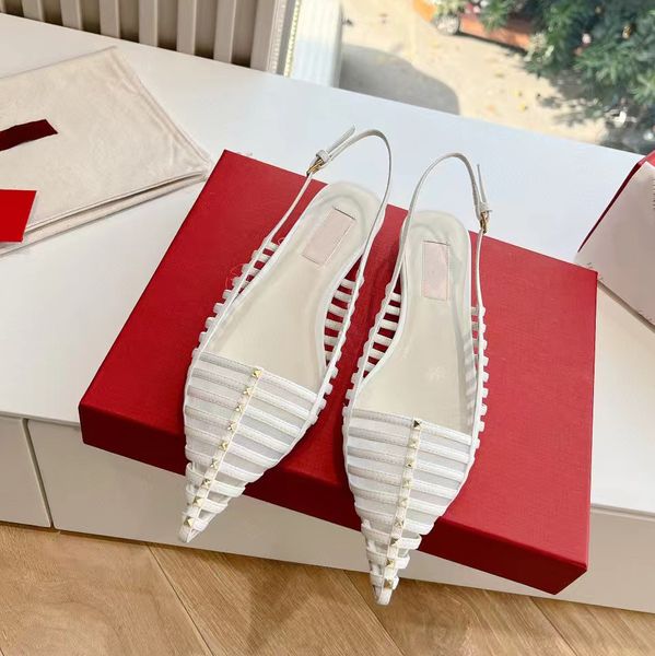 Eleganti sandali con cinturino da donna con tacco basso, decorazione con rivetti appuntiti alla moda, scarpe firmate di lusso in rete scavata, scarpe da sera casual