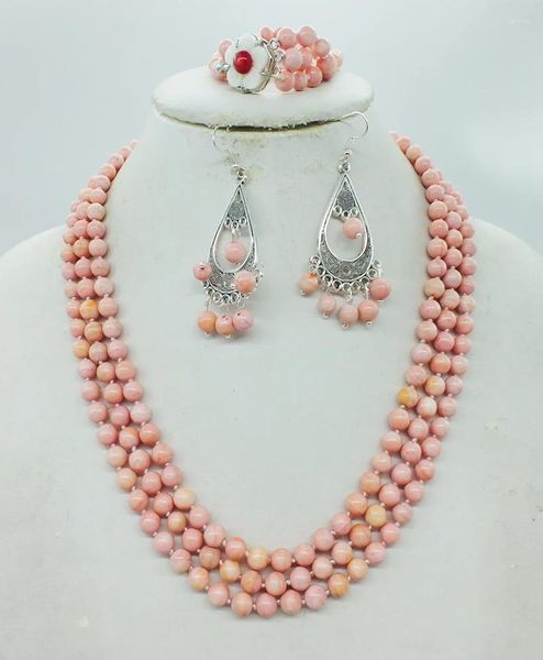 Set di orecchini e collana Consegna gratuita! Collana classica in corallo rosa naturale. Braccialetto. Matrimonio nuziale africano con borchie