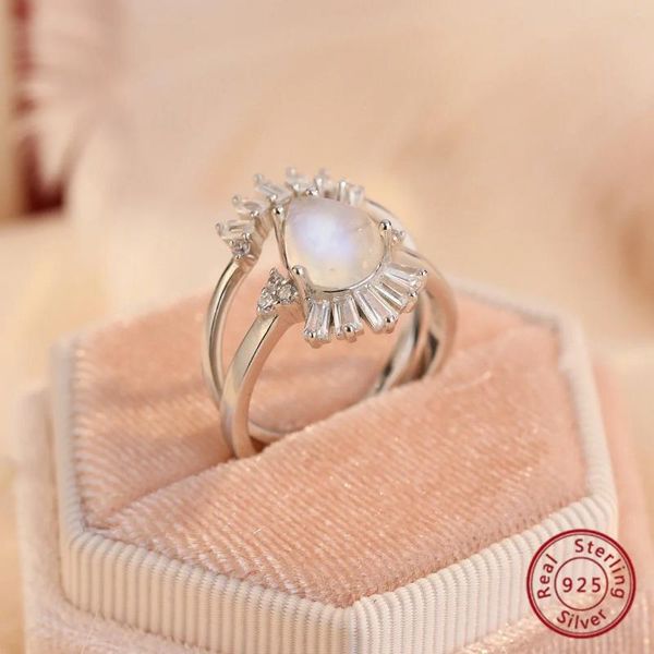 Кольца кластера Серебряное кольцо со сверкающим лунным камнем и цирконом S925 в уникальном дизайне