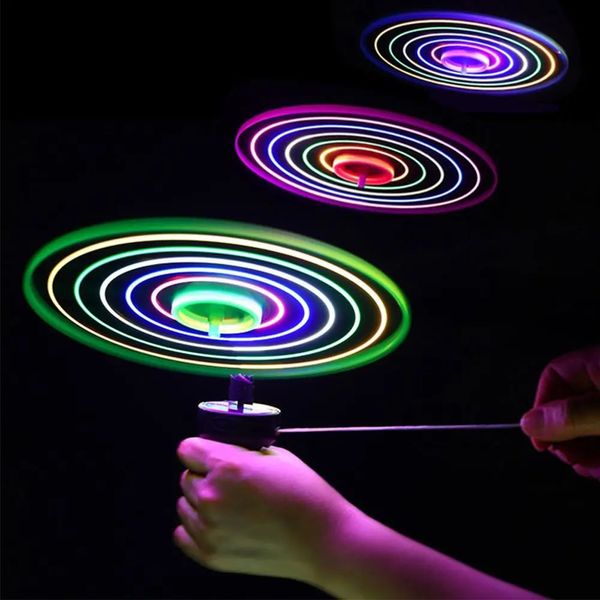 Led Rave Spielzeug leuchtende fliegende Scheibe Propeller Spielzeug LED-Beleuchtung Zugschnur UFO Kreisel Kinder Outdoor-Spiel Sport 231207